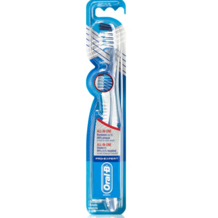 detail Oral-B zubní kartáček Cross Action Pro expert (12)